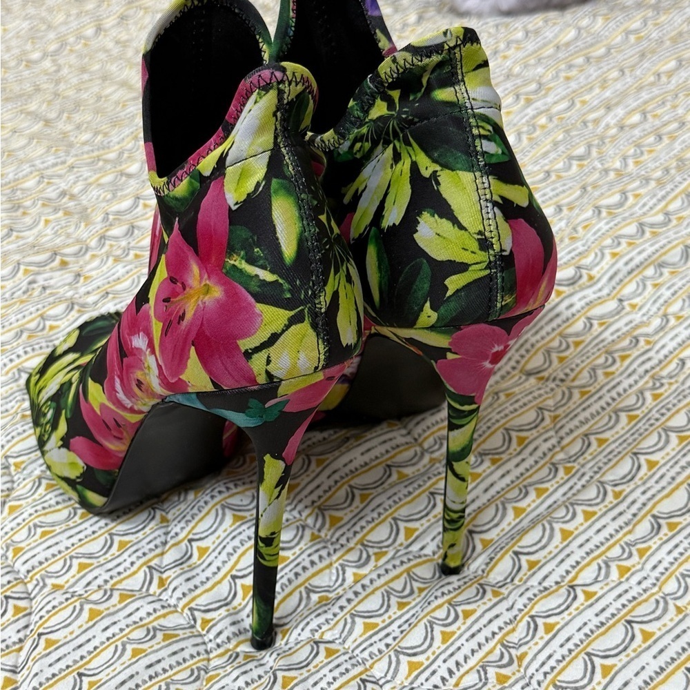 Steve Madden Floral Black Pink Green Heels - Picture 5 of 8